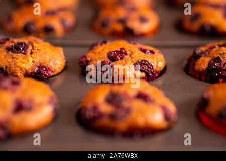 Appena sfornato nove banana-ciliegia muffin su un vassoio di muffin Foto Stock