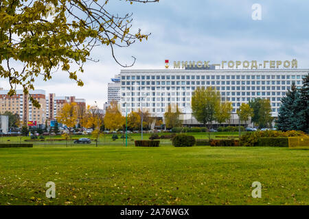 Minsk, Bielorussia - Ottobre, 13, 2019: Autunno cityscape di distretto Nyamiha in centro di Minsk, Bielorussia Foto Stock