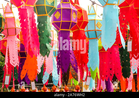 BANGKOK, Tailandia - 22 dicembre 2018: colorata carta tradizionale lanterna e appendere la decorazione a tendina in Wat Benchamabophit tempio del Buddha, Bangkok. Foto Stock