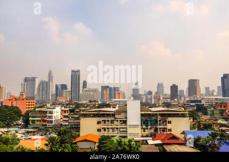BANGKOK, Tailandia - 22 dicembre 2018: Panoramica paesaggio urbano di Bangkok, in background nel centro cittadino di Bangkok e highrise building skyline. Foto Stock