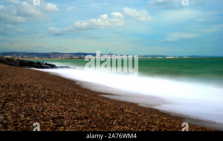 Guardando lungo la spiaggia verso Brighton Foto Stock