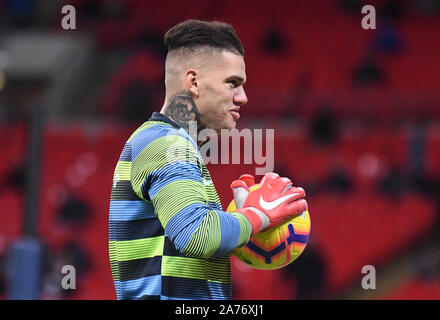 Londra, Inghilterra - Ottobre 29, 2018: Ederson Santana de Moraes della città nella foto prima del 2018/19 English Premier League tra Tottenham Hotspur e il Manchester City a Wembley Stadium. Foto Stock