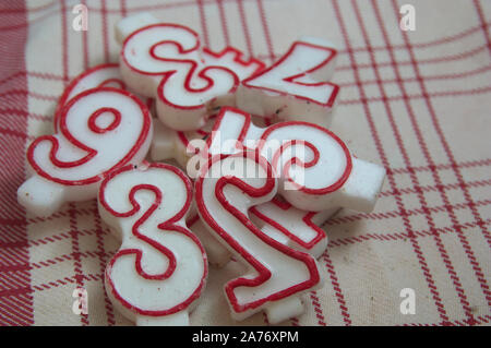 Candele conformata come numeri utilizzati nella torta di compleanno di tutta la famiglia Foto Stock