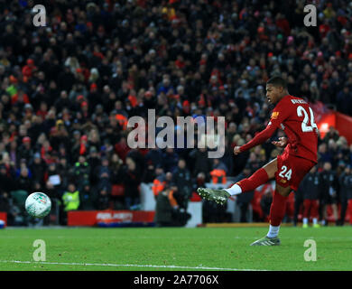 Anfield, Liverpool, Merseyside, Regno Unito. 30 ott 2019. English Football League Cup, Carabao Cup, Liverpool contro l'Arsenal; Rhian Brewster di Liverpool scatti passato Emiliano Martinez di Arsenal durante la pena shootout - rigorosamente solo uso editoriale. Nessun uso non autorizzato di audio, video, dati, calendari, club/campionato loghi o 'live' servizi. Online in corrispondenza uso limitato a 120 immagini, nessun video emulazione. Nessun uso in scommesse, giochi o un singolo giocatore/club/league pubblicazioni Credito: Azione Sport Plus/Alamy Live News Foto Stock