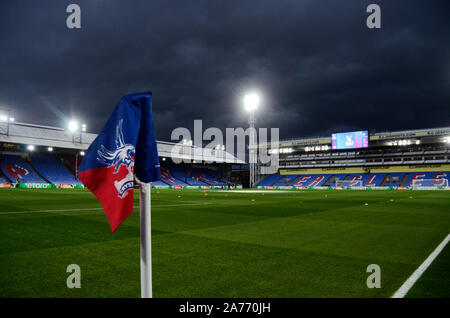 Londra, Inghilterra - Novembre 10, 2018: nuvole temporalesche sopra l'arena nella foto prima del 2018/19 Premier League tra Crystal Palace e Tottenham Hotspur a Selhurst Park. Foto Stock