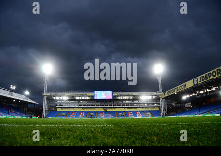 Londra, Inghilterra - Novembre 10, 2018: nuvole temporalesche sopra l'arena nella foto prima del 2018/19 Premier League tra Crystal Palace e Tottenham Hotspur a Selhurst Park. Foto Stock