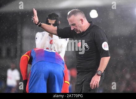 Londra, Inghilterra - Novembre 10, 2018: Inglese arbitro Jonathan Moss mostrato durante il 2018/19 Premier League tra Crystal Palace e Tottenham Hotspur a Selhurst Park. Foto Stock