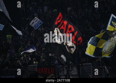 Roma, Italia. 30 ott 2019. Roma, Italia - 30 Ottobre 2019: Bandiera del Lazio Ultras sostenitori durante il campionato italiano di una partita di calcio 10 tra SS Lazio e Torino, allo Stadio Olimpico di Roma il 30 ottobre 2019. Credit: Indipendente Agenzia fotografica/Alamy Live News Foto Stock