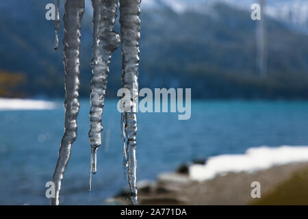 Icicle und er ponte con gocce d'acqua Foto Stock