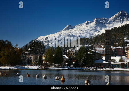 San Moritz, Switzerand con il lago e le montagne nevose Foto Stock