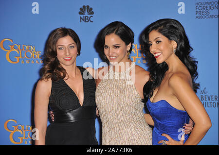 LOS ANGELES, CA - 12 gennaio 2014: Brooklyn Nine-Nine stelle Chelsea Peretti (sinistra), Melissa Fumero & Stephanie Beatriz nella sala stampa della settantunesima Annuale di Golden Globe Awards © 2014 Paul Smith / Featureflash Foto Stock