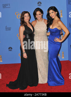 LOS ANGELES, CA - 12 gennaio 2014: Brooklyn Nine-Nine stelle Chelsea Peretti (sinistra), Melissa Fumero & Stephanie Beatriz nella sala stampa della settantunesima Annuale di Golden Globe Awards © 2014 Paul Smith / Featureflash Foto Stock