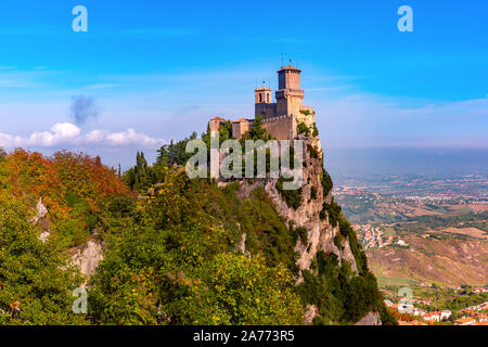 Prima torre Guaita fortezza nella città di San Marino della Repubblica di San Marino nella giornata di sole Foto Stock