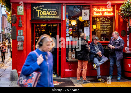 Facciata, il Temple Bar, un pub tradizionale nel Temple Bar, il quartiere del divertimento, Dublino, Irlanda. Foto Stock