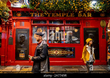 Facciata, il Temple Bar, un pub tradizionale nel Temple Bar, il quartiere del divertimento, Dublino, Irlanda. Foto Stock