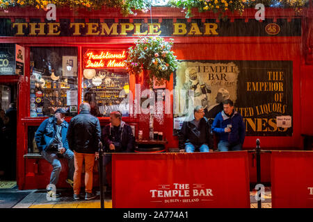 Facciata, il Temple Bar, un pub tradizionale nel Temple Bar, il quartiere del divertimento, Dublino, Irlanda. Foto Stock