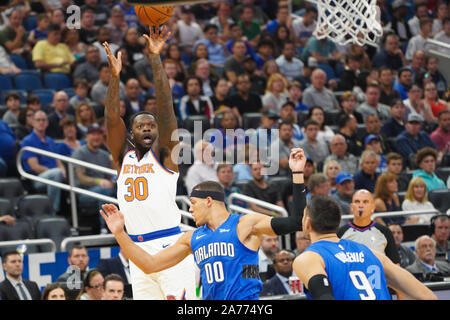 Orlando, Florida, Stati Uniti d'America. 30 ott 2019. New York Knicks avanti Julius Randle i tentativi di rendere un 3 puntatore alla Amway Center in Orlando Forida Mercoledì, Ottobre 30, 2019. Photo credit: Marty Jean-Louis/Alamy Live News Foto Stock