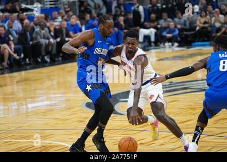 Orlando, Florida, Stati Uniti d'America. 30 ott 2019. New York Knicks avanti Bobby Portis tenta di spostare pass Magic giocatori Terrance Ross e Al-Farouq Aminu all'Amway Center in Orlando Forida Mercoledì, Ottobre 30, 2019. Photo credit: Marty Jean-Louis/Alamy Live News Foto Stock