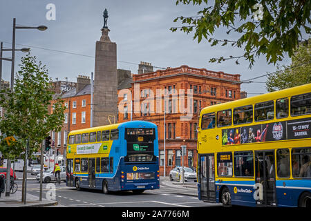 Autobus e Parnell monumento, in O'Connell Street, Dublin, Irlanda Foto Stock