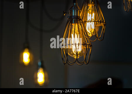 Vintage led filament light bulbs hanging. Foto Stock