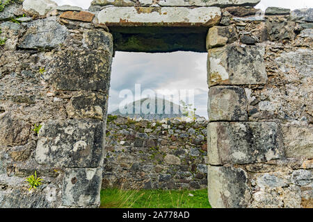 Beinn na Caillich Kilchrist attraverso la porta della chiesa, Isola di Skye Foto Stock