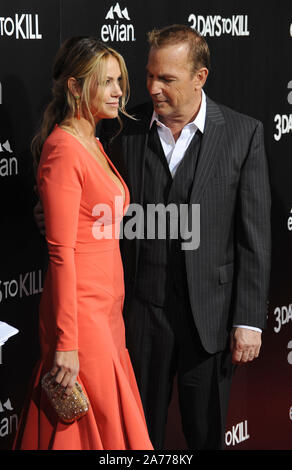 LOS ANGELES, CA - 12 febbraio 2014: Kevin Costner & moglie Christine Baumgartner a noi premiere del suo film '3 giorni ad uccidere" presso il Teatro Arclight, Hollywood. © 2014 Paul Smith / Featureflash Foto Stock