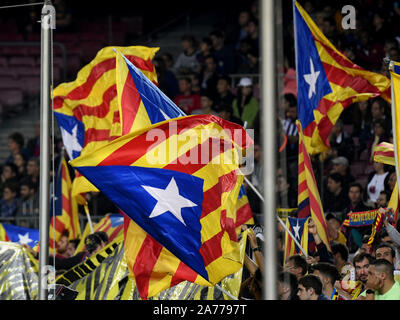 Barcellona, 29-10-2019. LaLiga 2019/ 2020, la data 11. Barcellona - Valladolid. Indipendenza bandiere di Catalogna Credito: Pro scatti/Alamy Live News Foto Stock