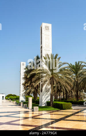 Vista degli esterni di due torri di illuminazione della Sheikh Zayed Grande Moschea di Abu Dhabi, Emirati arabi uniti Foto Stock