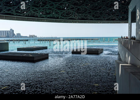 Vista del lato orientale del Golfo Persico dall'interno del Louvre Abu Dhabi Museum, in Abu Dhabi, Emirati Arabi Uniti, Emirati Arabi Uniti Foto Stock