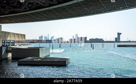 Vista della Citta' di Abu Dhabi visto dal retro del Louvre Abu Dhabi Museum Foto Stock