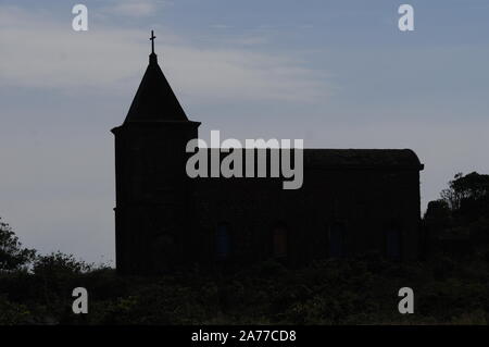 Silhouette della abbandonato Bokor chiesa cattolica, Bokor Hill Station. Damrei montagne, Kampot Provincia , la Cambogia. © Kraig Lieb Foto Stock