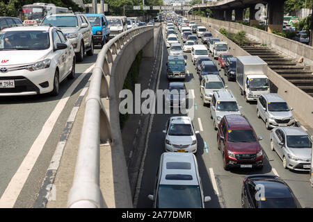 Manila, Filippine - Giugno, 30, 2017: il traffico pesante, molte vetture su strada di Manila in ora di punta Foto Stock