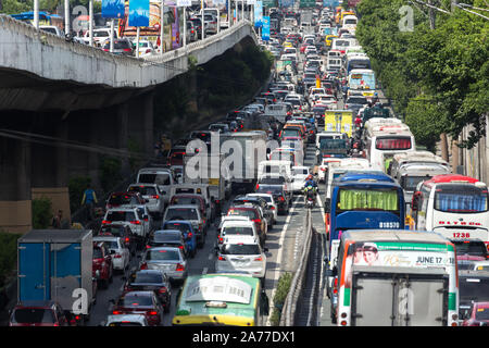 Manila, Filippine - Giugno, 30, 2017: il traffico pesante, molte vetture su strada di Manila in ora di punta Foto Stock