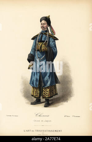 Uomo cinese del XIX secolo. Satin cappello con piuma di pavone, camicia di seta ricamato su robe, raso stivali. Litografia Handcolored dopo un disegno di Leon Sault da 'L'Art du Travestissement' (l'Arte del Costume), Parigi, c.1880. Sault era un teatro e opera designer e lusso fashion magazine publisher. Foto Stock