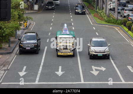 Manila, Filippine - Giugno, 30, 2017: il traffico pesante, molte vetture su strada di Manila in ora di punta Foto Stock