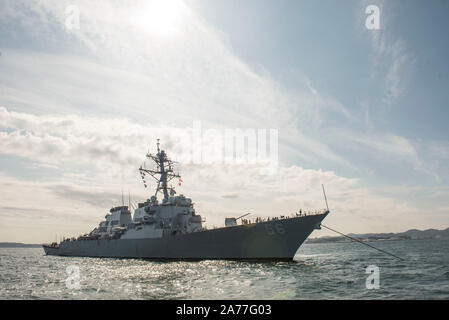 YOKOSUKA, Giappone (ott. 28, 2019) - Il Arleigh Burke-class guidato-missile destroyer USS John S. McCain (DDG 56) partono le attività della flotta Yokosuka per condurre al completo di test sul mare. Questo è il primo in corso per Giovanni S. McCain sin dalla sua collisione nel 2017. S. John McCain è assegnato a Destroyer Squadron (DESRON) 15 e distribuita a Yokosuka, Giappone. (U.S. Foto di Marina di Massa lo specialista di comunicazione di terza classe Aron Montano) Foto Stock