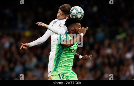 Madrid, Spagna. 30 ott 2019. Real Madrid CF la Fede Valverde e CD di Leganes Chidozie Awaziem compete per la sfera durante la spagnola La Liga match round 11 tra il Real Madrid e il CD Leganes a Santiago Bernabeu.(punteggio finale: Real Madrid 5 - 0 Leganes) Credito: SOPA Immagini limitata/Alamy Live News Foto Stock