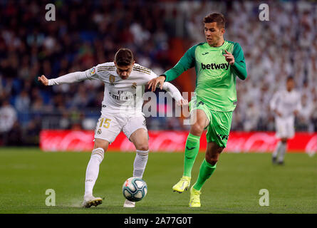 Madrid, Spagna. 30 ott 2019. Real Madrid CF la Fede Valverde e CD Leganes Christian Rivera compete per la sfera durante la spagnola La Liga match round 11 tra il Real Madrid e il CD Leganes a Santiago Bernabeu Stadium.(punteggio finale: Real Madrid 5 - 0 Leganes) Credito: SOPA Immagini limitata/Alamy Live News Foto Stock