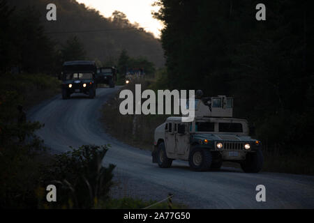 Stati Uniti Marines con Marine Wing Support Squadron (MWSS) 171 condurre una pattuglia montato durante la forza di difesa della formazione 20.1, al Giappone di massa Forza di Autodifesa Haramura area di manovra, Hiroshima, Giappone, Ottobre 22, 2019. Esercizi come DFT 20.1 fornire addestramento realistico di Marines con MWSS-171, dove affinare le loro capacità e rimanere missione pronta mentre in avanti-postured nell'Indo-Pacifico. (U.S. Marine Corps photo by Lance Cpl. Tyler Harmon) Foto Stock