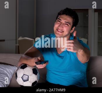Il giovane uomo guardando la partita di calcio a tarda notte Foto Stock