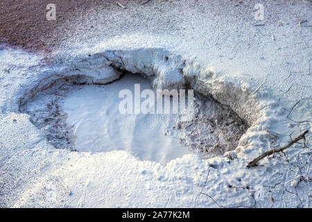 Close up del gorgogliamento mudpot ad artisti Paintpots nel Parco Nazionale di Yellowstone, Wyoming negli Stati Uniti. Foto Stock