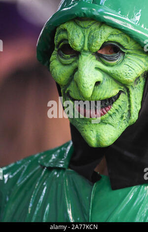 Shibuya, Tokyo, Giappone. 30 ott 2019. Le persone si riuniscono a Tokyo per festeggiare Halloween. Halloween è diventato un popolare giorno per trascorrere la serata presso il quartiere Shibuya di Tokyo, Giappone. Foto scattata mercoledì 30 ottobre, 2019. Foto di: Ramiro Agustin Vargas Tabares Credito: Ramiro Agustin Vargas Tabares/ZUMA filo/Alamy Live News Foto Stock