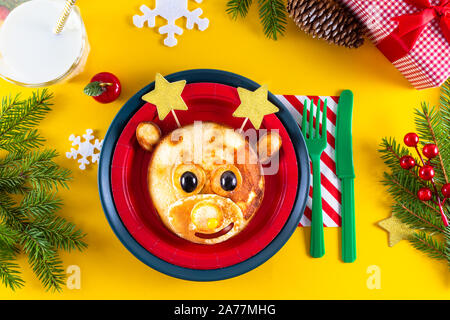 Creativi snack di Natale per i bambini con il natale cervi. Carino a forma di alce pancake, frutti di bosco e salsa al cioccolato. Artistico Colazione La colazione è servita nella piastra. Foto Stock