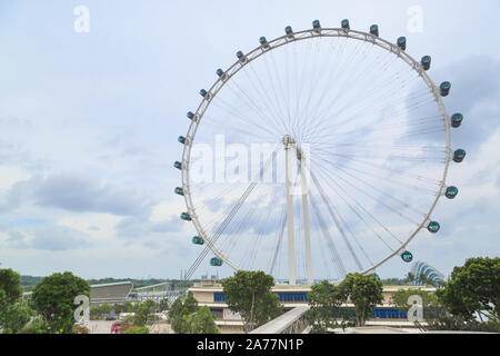 Singapore-10 MAR 2018: Singapore Flyer ruota panoramica Ferris in cielo molto nuvoloso visualizza Foto Stock