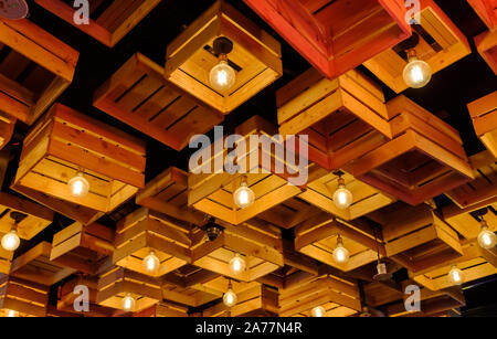 Singapore-16 MAR 2018: lampade ad appendere sul settore del legno in stile padiglione Foto Stock