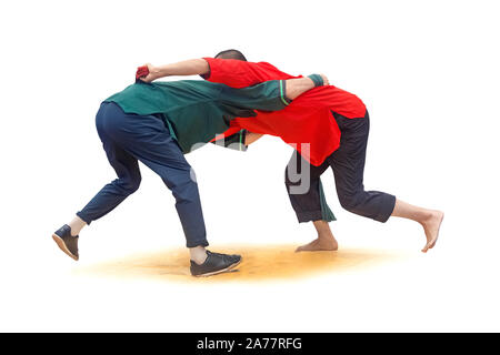 Il combattimento lottatori di giovani che partecipano a competizioni di battaglia che ha afferrato e tenere ogni altro mediante la cinghia in previsione di un attacco e decisivo Foto Stock