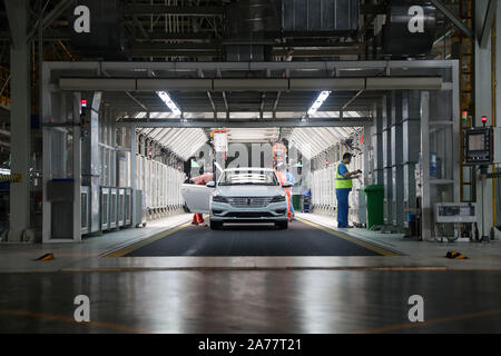 Pechino, Cina. 29 ott 2019. I membri dello staff a lavorare in una linea di produzione di SAIC Volkswagen nell est della Cina di Shanghai, Ott. 29, 2019. Credito: Ding Ting/Xinhua/Alamy Live News Foto Stock