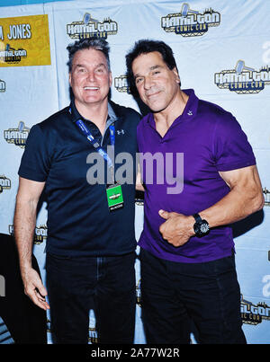 Ottobre 19, 2019, Hamilton, IL, Stati Uniti d'America: 19 Ottobre 2019 - Hamilton, Ontario, Canada. Gli attori Sam Jones e Lou Ferrigno a Hamilton Comic Con al Canadian Warplane Heritage Museum. Photo credit: Brent Perniac/AdMedia (credito Immagine: © Brent Perniac/AdMedia via ZUMA filo) Foto Stock