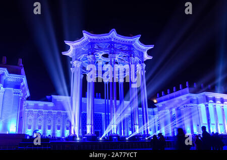 Mosca, Russia - 12 ottobre 2014: il Padiglione cultura illuminata a festa cerchio di luce presso il centro fieristico di notte, Mosca Foto Stock