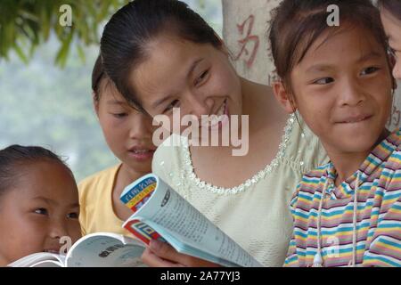 (191031) -- PECHINO, Ott. 31, 2019 (Xinhua) -- File foto scattata su luglio 29, 2004 mostra Zhou Biaoliang ed i suoi studenti a speranza la scuola primaria di Pingguo contea di Baise City, a sud-ovest della Cina di Guangxi Zhuang Regione autonoma. Zhou ha terminato il suo studio con l'aiuto di Progetto Speranza. Dopo la graduazione da college, ella tornò alla sua scuola primaria per essere un insegnante come ritorno. Il Progetto Speranza, un programma cinese volti a finanziare l'istruzione per la miseria, studenti, festeggia il suo trentesimo anniversario il Ott 30, 2019. Il progetto è stato avviato dalla Cina per lo sviluppo della gioventù Foundation (CYDF) e Th Foto Stock